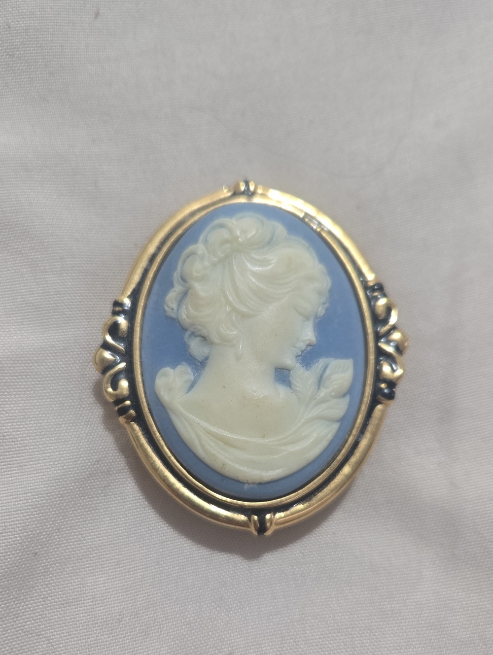 Vintage Estee Lauder Blue Cameo Compact With Youth-Dew Solid Perfume Used